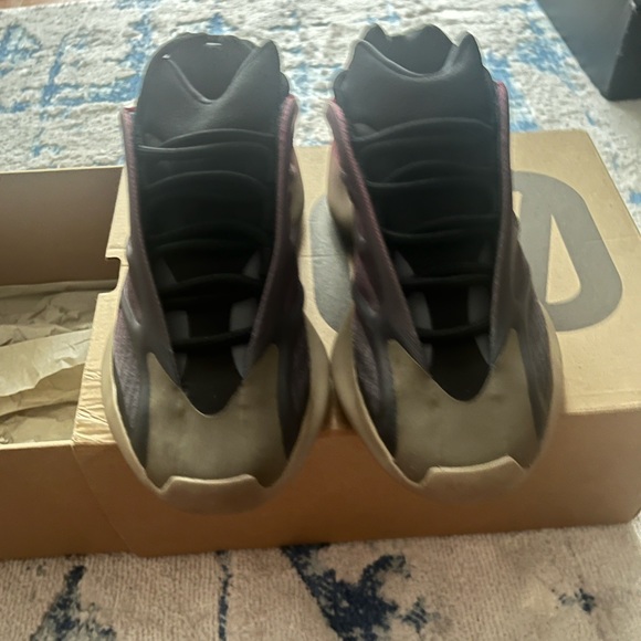 Yeezy 700 v3 Fade Carbon - Picture 2 of 7